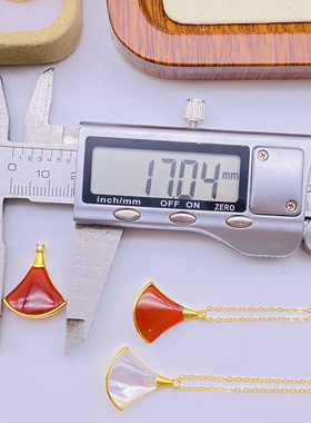 18K金裙子吊坠南非真钻石白贝母红玛瑙女生日礼物