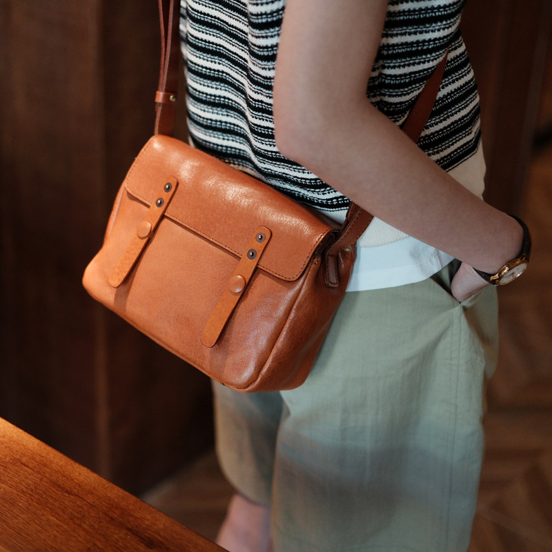 葱木 宝藏搭配！质感植鞣牛皮山系通勤复古邮差包女款 斜挎小方包,淘宝优惠券,粉丝福利购,淘宝优惠卷