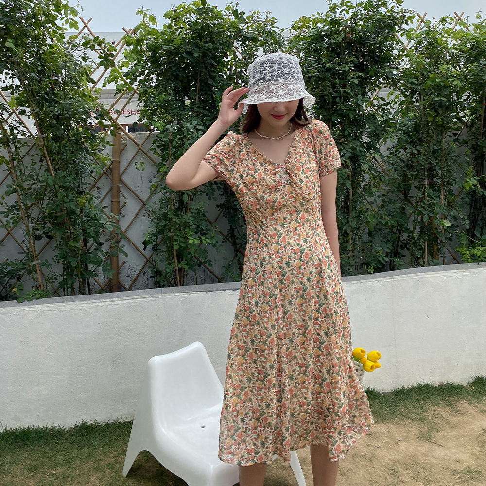 爱蔷薇赫本风2020流行女智熏碎花裙 爱蔷薇女装连衣裙