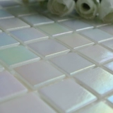 Стеклянный бассейн, белая современная мозаика