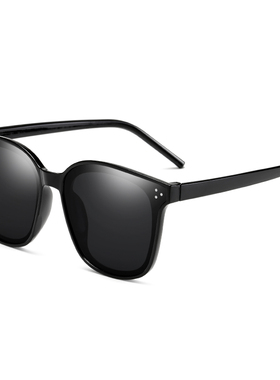 小三点墨镜女街拍时尚百搭