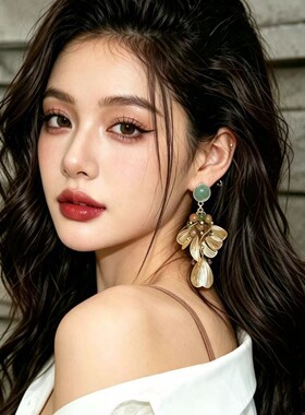 新中式复古金属花瓣耳环女国风氛围感温润绿石点缀多彩原石耳饰