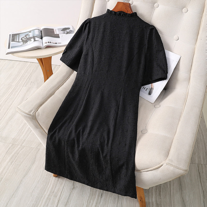  伊自尚服饰连衣裙