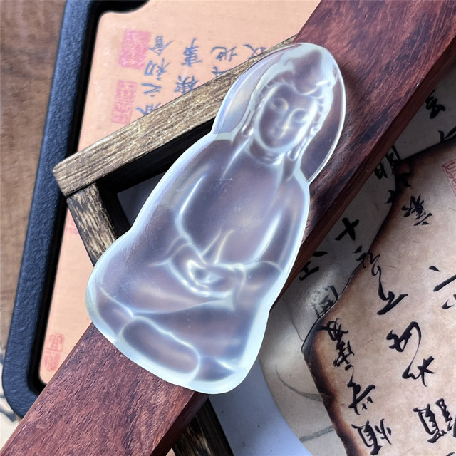 Xiu jade Guanyin pendant with natural fidelity and simple style