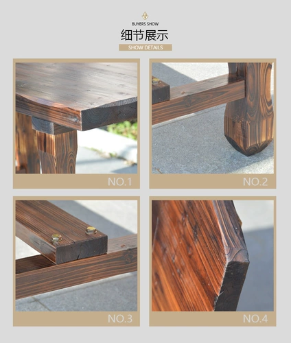 Балконный двор отдых с твердым деревянным столом и стулом.