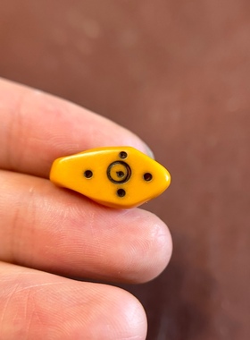 西藏区回流原生态老黄料器咒点吊坠侧挂牌子藏传文玩手串卡子配饰