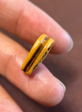 西藏区回流原生态老黄料器咒点吊坠侧挂牌子藏传文玩手串卡子配饰