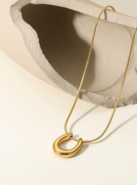 INS风14K金不锈钢光面马蹄形U型吊坠项链摩登简约蛇骨链钛钢项饰