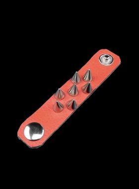 尖铆钉浅棕色荔枝纹贴皮朋克戒指