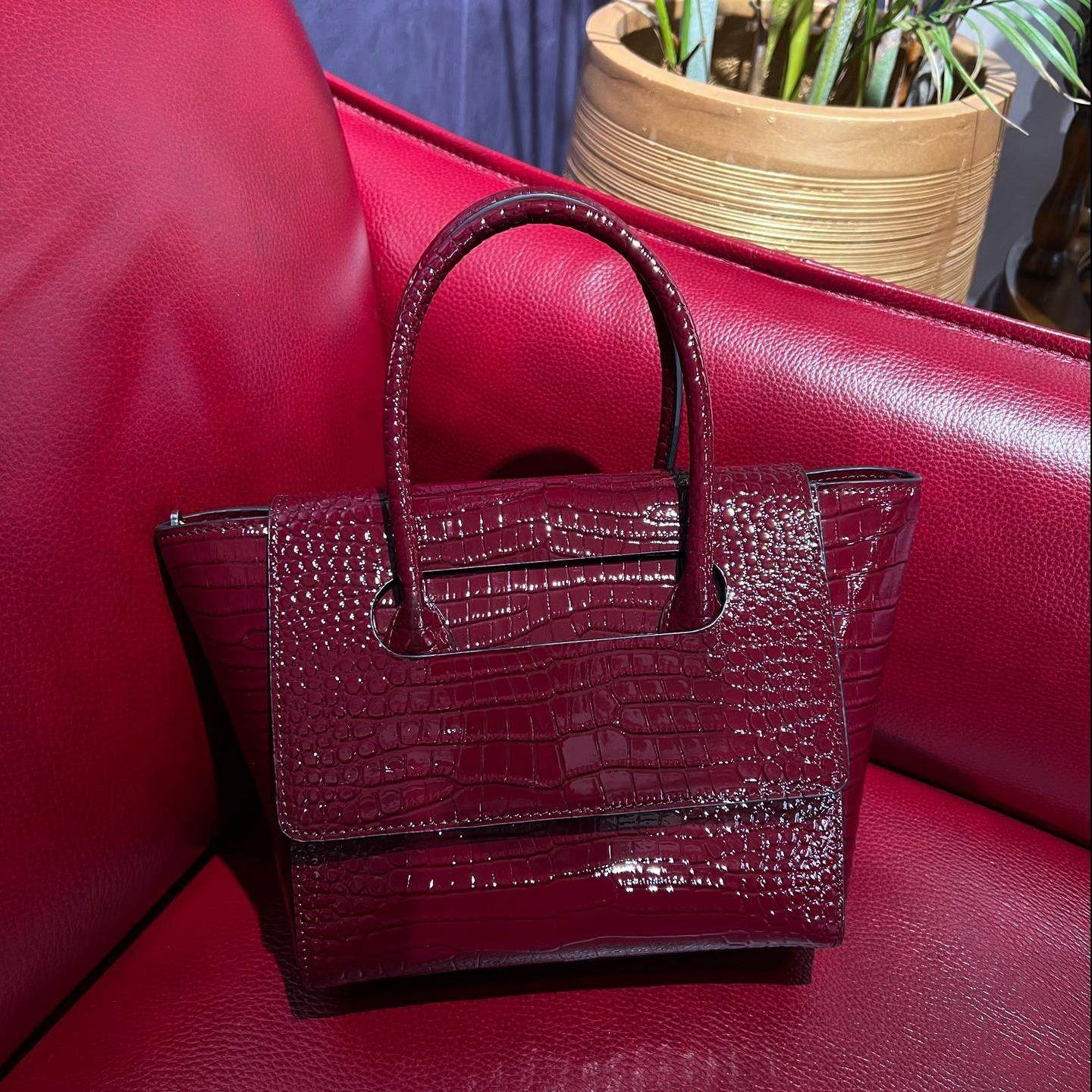 中号鲶鱼包包【20*11*18cm】Y26CB528800,淘宝优惠券,粉丝福利购,淘宝优惠卷