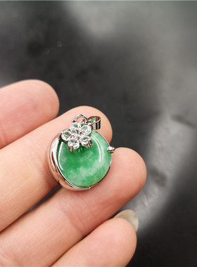 玉器真空电镀白底青圆形月亮吊坠