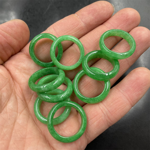 干青阳绿色翠玉戒指 男女款白底青翠绿色玉指环 戒圈 尾戒 跑环 - 图3