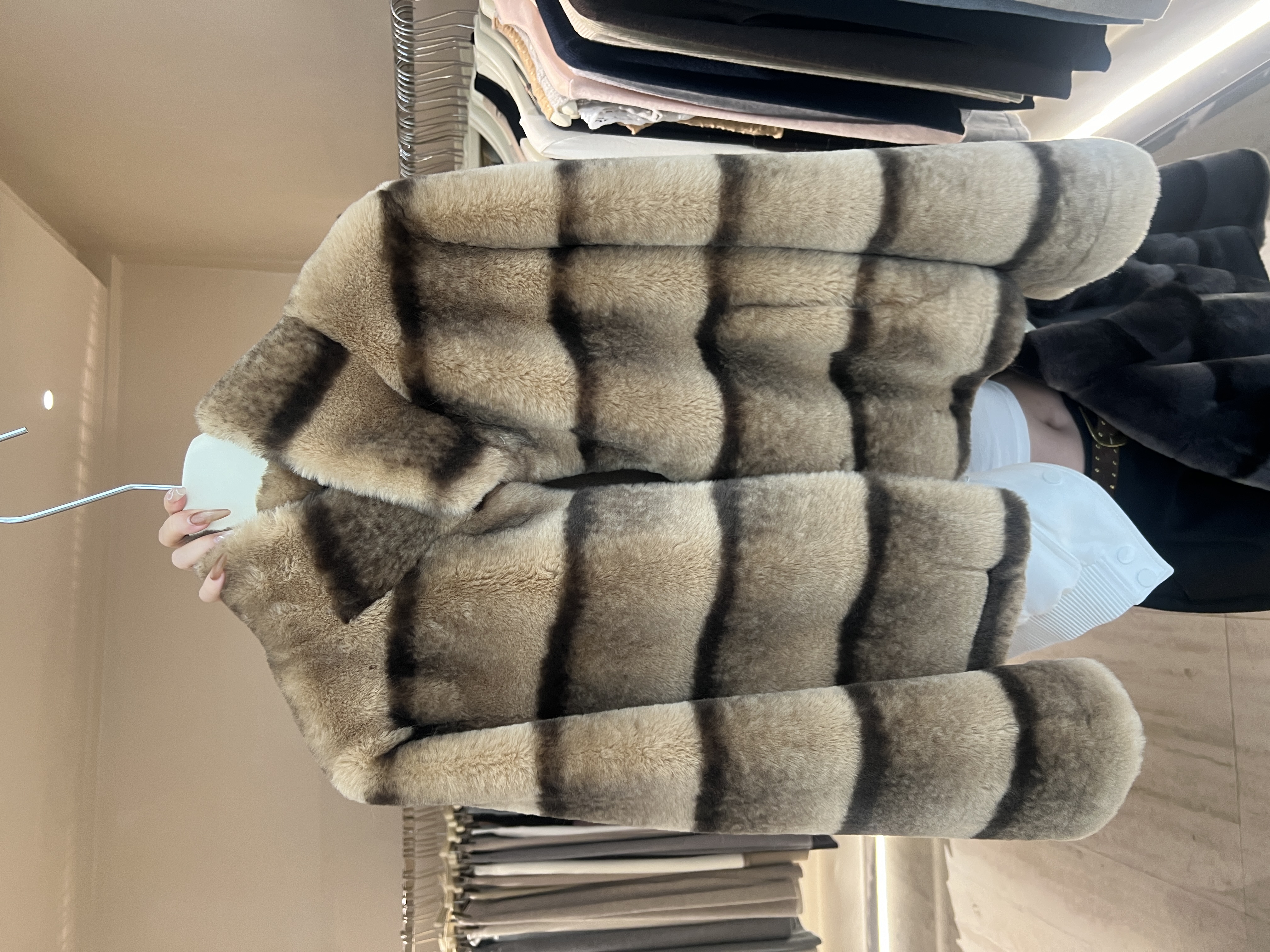 十三行韩仿皮草獭兔毛皮毛一体拼色横条纹短款外套女保暖立领上衣 - 图3