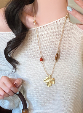 复古编织绳枫叶吊坠项链女2026新款小众设计民族风长款毛衣链配饰
