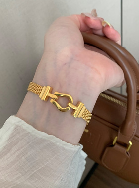 复古马蹄扣表带手链女生小众设计感高级轻奢气质百搭金色手饰潮