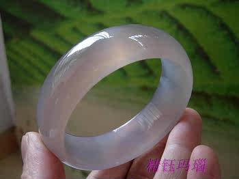 ສາຍແຂນ agate chalcedony ແທ້ຂອງ Brazilian widened and thickened bracelet 58mm pure natural pure fluorescent