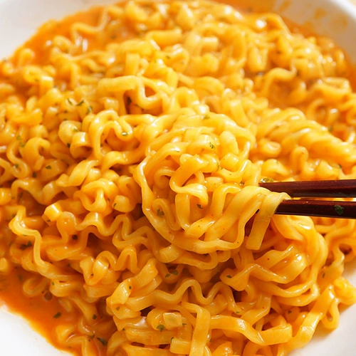 Южная Корея импортировала Sanyang Super Hot Turkey Loodles 130G Розовая сливочная сливочная лапша лапша куриная лапша куриная аромат сухой лапша