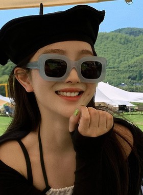 天空蓝欧美辣妹网红墨镜女