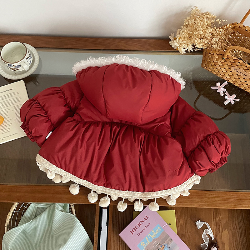女宝宝羽绒服可爱保暖冬季连帽毛领拼接球球生日新年女童棉服外套 - 图1
