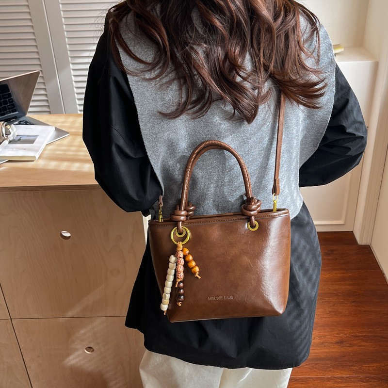 2025新款水桶包女手提斜挎包冬季大容量上班通勤洋气潮单肩包 - 图2