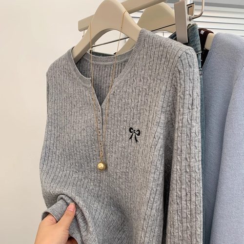 蝴蝶结刺绣V领长袖麻花针织上衣女2025新款大码宽松遮肚减龄毛衣 - 图1