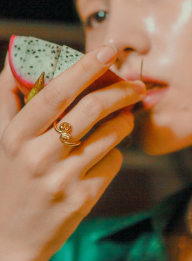 ZVT个性简约眼镜蛇戒指金色女士指环ins个性设计时尚戒指