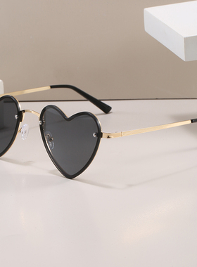 网红多巴胺穿搭爱心眼镜