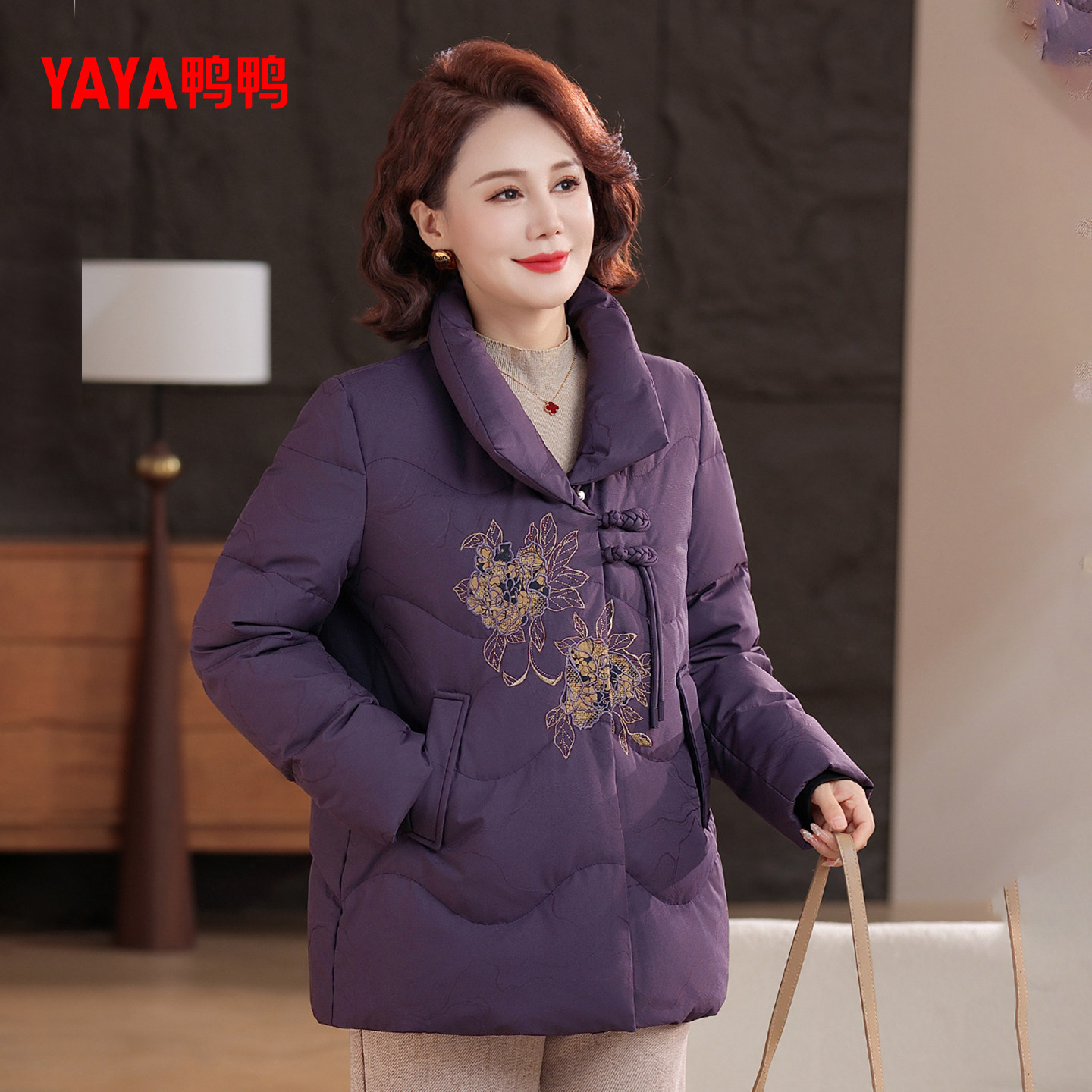 鸭鸭羽绒服女2025年冬季新款中老年短款立领保暖休闲妈妈装外套J