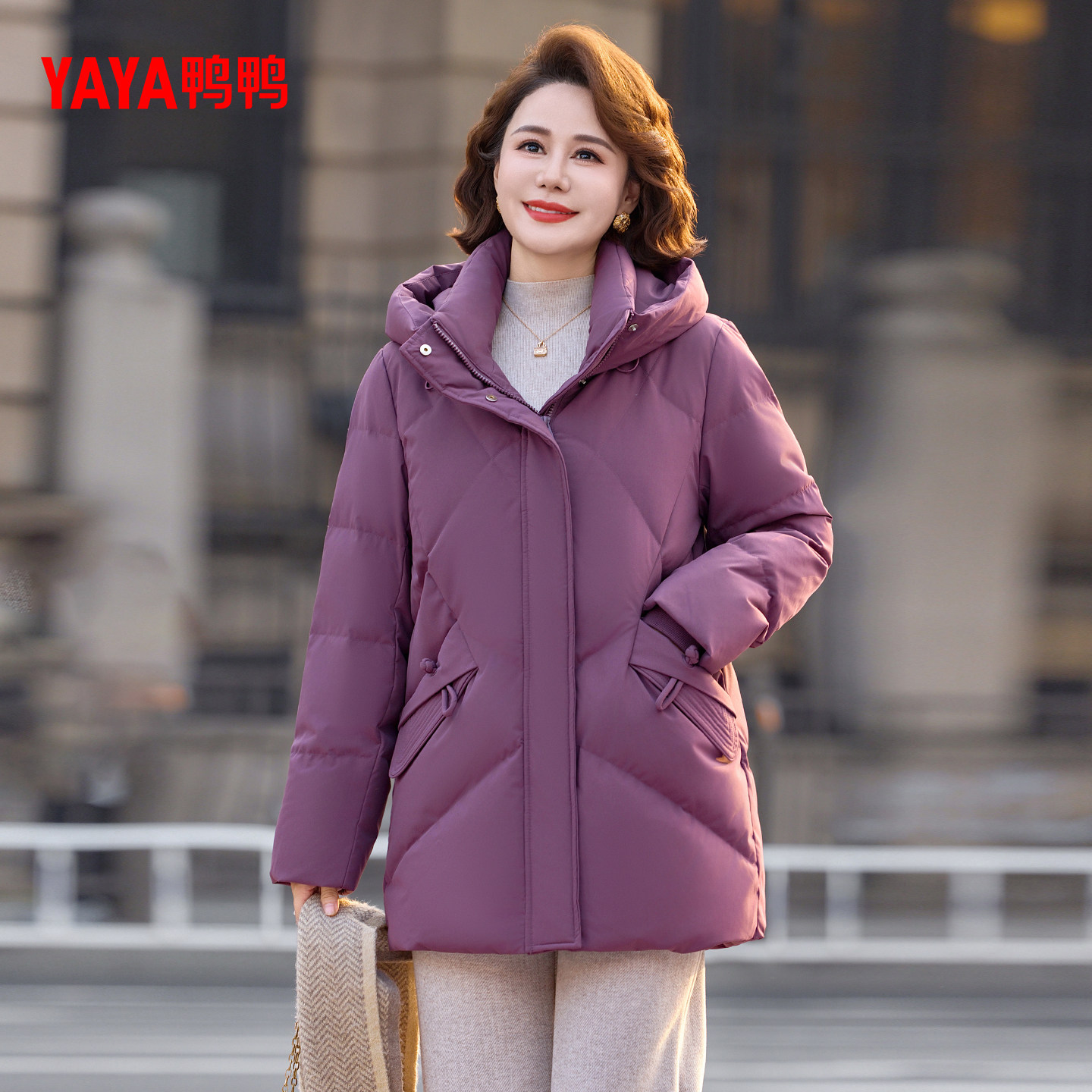 鸭鸭羽绒服女2025年冬季新款中老年短款时尚保暖气质妈妈装外套Y