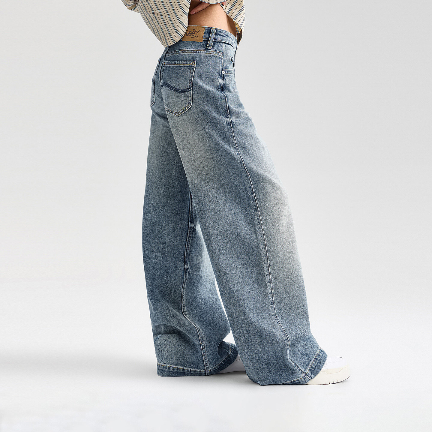 【张凌赫代言】Lee25秋冬新品舒适破洞设计复古浅蓝女阔腿牛仔裤,淘宝优惠券,粉丝福利购,淘宝优惠卷