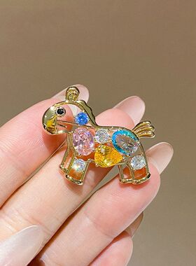 马上有钱合金马年徽章胸针高级感轻奢小众别针本命年胸花胸针饰品