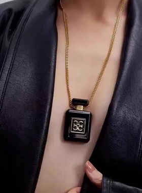 小众设计复古高级感树脂黑色香水瓶项链女字母毛衣链配饰锁骨链潮
