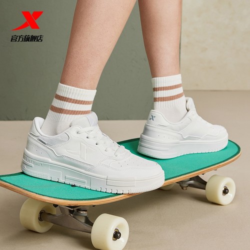 特步男鞋2025夏季新款空军一号板鞋学生小白鞋休闲鞋厚底运动鞋子 - 图1