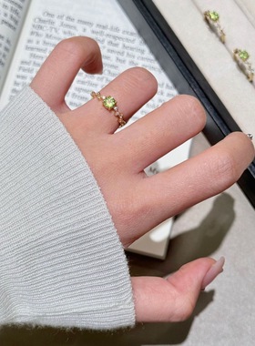 25新款个性闪钻天然蓝托帕石四爪戒指女小众精致高级感橄榄石指环