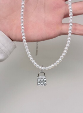 2026新款施家珍珠满钻挂锁吊坠气质小众项链女个性轻奢风锁骨链