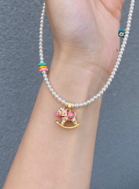 马到成功彩色滴油木马项链轻奢小众百搭高级感施家珍珠锁骨链礼物