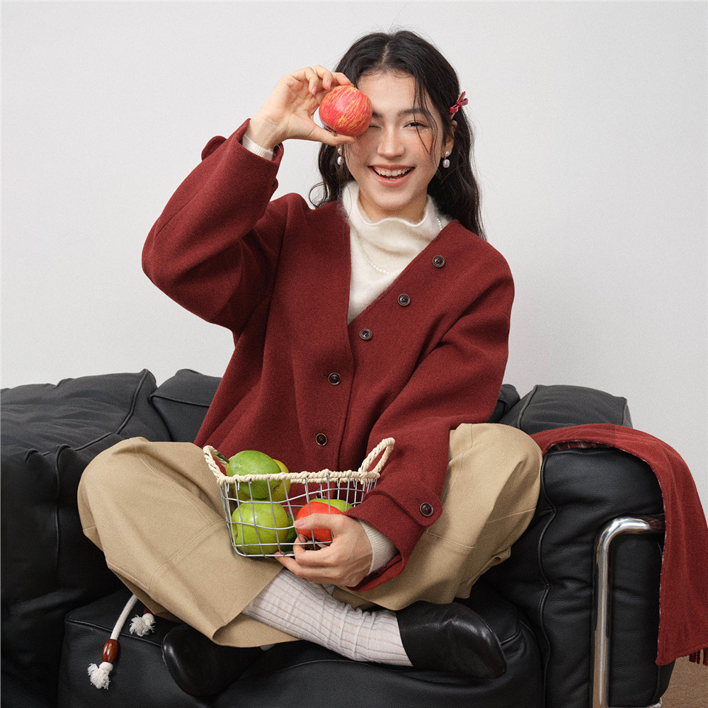 设计师款佐丹奴可卸围巾红色大衣女新款宽松V领毛呢外套18375917,淘宝优惠券,粉丝福利购,淘宝优惠卷