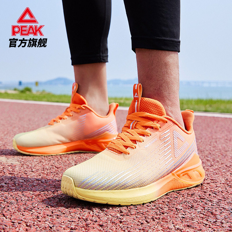  匹克跑步鞋