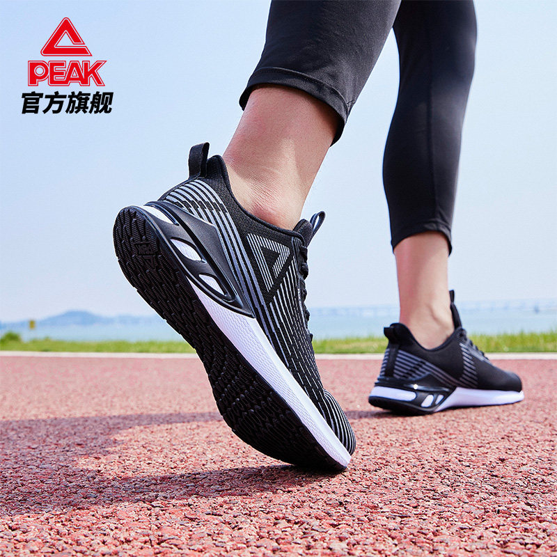  匹克跑步鞋