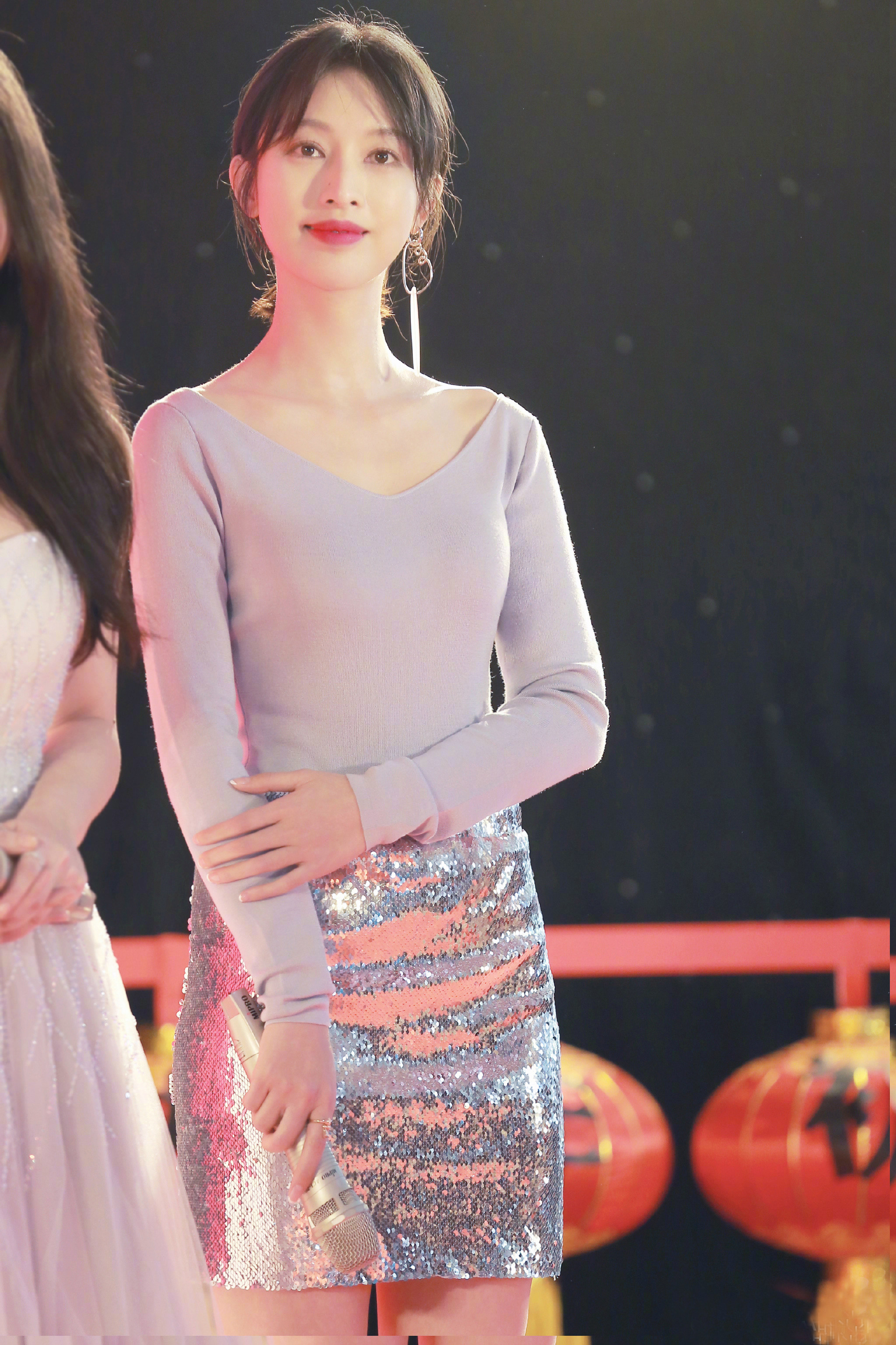 张俪浙江卫视春晚明星同款银色亮片橡筋弹力包臀小a短裙套装