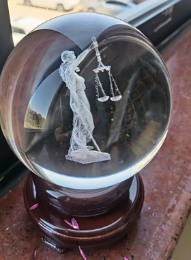世界著名雕塑公平正义女神Justitia摆件纯手工制作水晶球激光精品