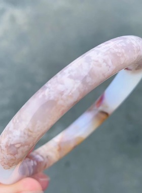 冰透粉红色龙纹樱花玛瑙圆条手镯