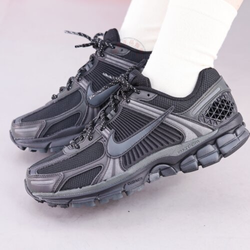Nike耐克跑鞋男鞋25秋冬ZOOM VOMERO 5缓震轻便运动休闲鞋IM6597 - 图0