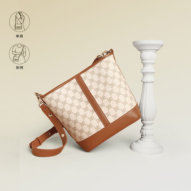 百丽女2023新款斜挎通勤老花水桶包 BELLE百丽箱包女士包袋