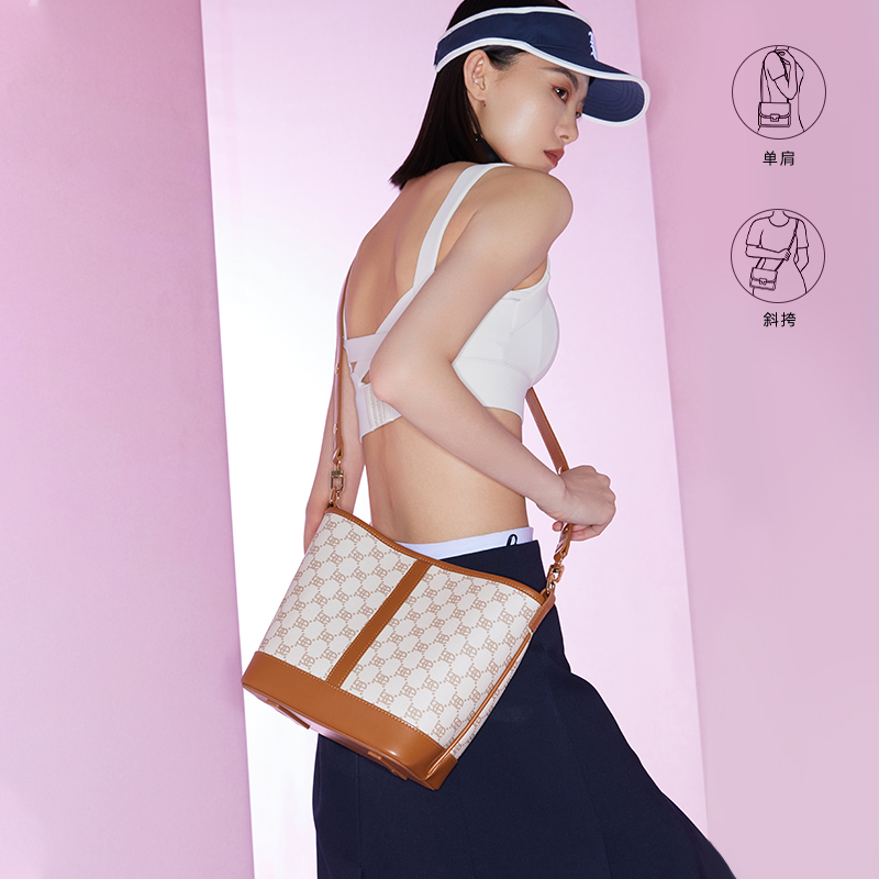 百丽女2023新款斜挎通勤老花水桶包 BELLE百丽箱包女士包袋