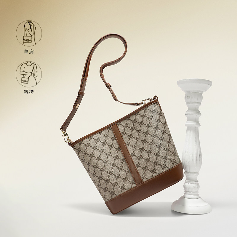 百丽女2023新款斜挎通勤老花水桶包 BELLE百丽箱包女士包袋