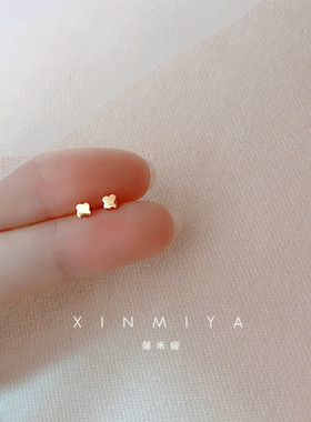 馨米娅纯银镀金迷你光面花朵耳钉