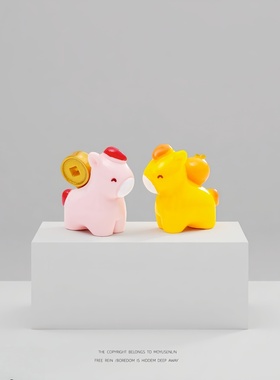 无聊了 摆一摆新年可爱发财暴富小马 治愈电脑桌工位办公室小摆件