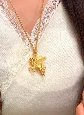 本命年18K金色镶钻飞马吊坠