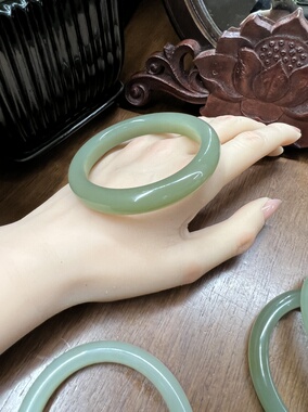 晴水手镯和田玉手镯